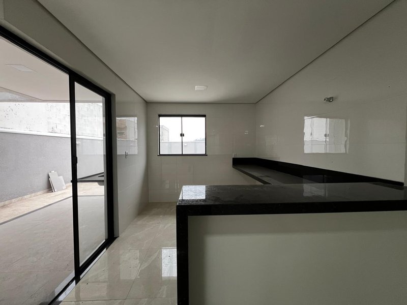 Sobrado com Área Gourmet e Quintal no Residencial Algarve  Mogi das Cruzes - 