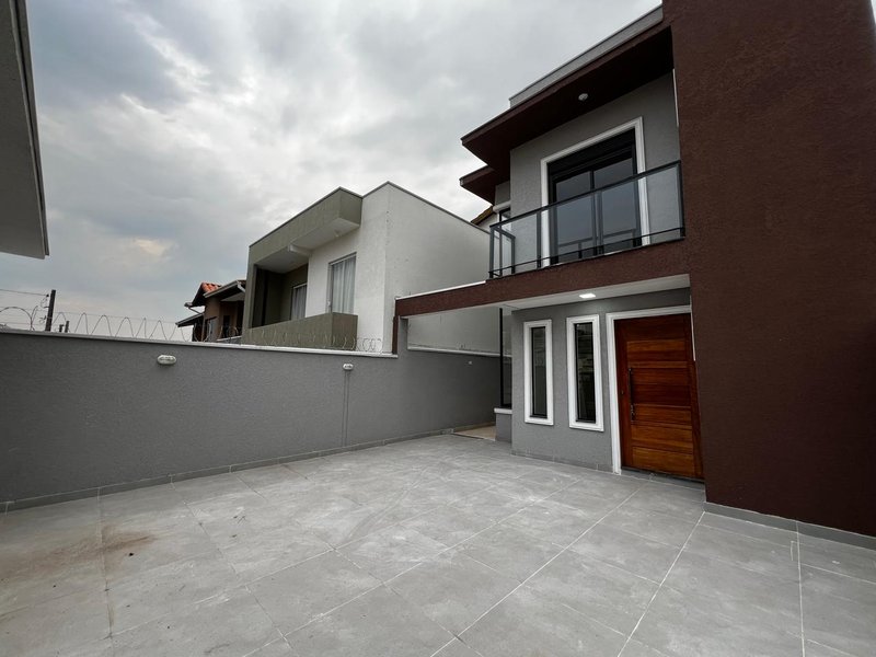 Sobrado com Área Gourmet e Quintal no Residencial Algarve  Mogi das Cruzes - 