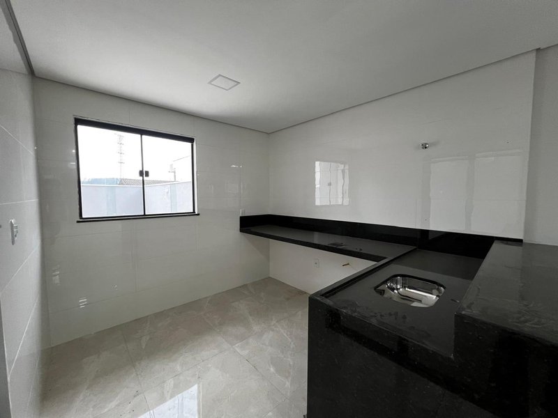 Sobrado com Área Gourmet e Quintal no Residencial Algarve  Mogi das Cruzes - 