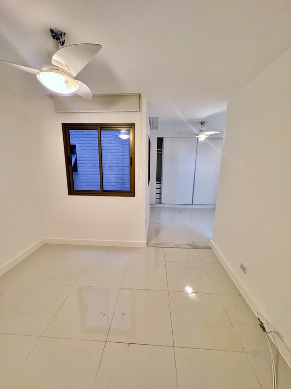 Apartamento reformado com planta diferenciada no Jardim Oceânico  Rio de Janeiro - 