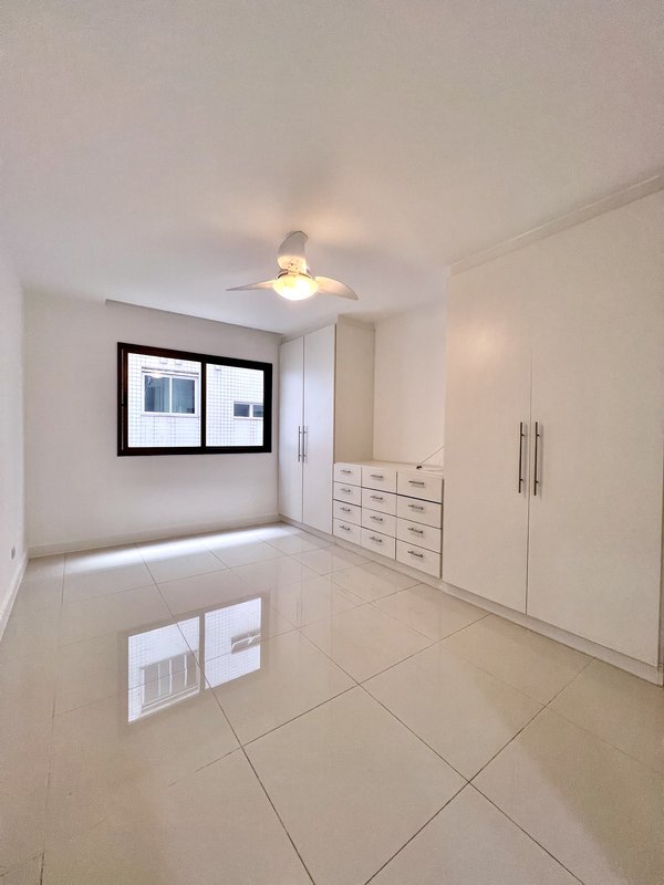 Apartamento reformado com planta diferenciada no Jardim Oceânico  Rio de Janeiro - 