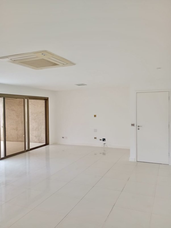 Apartamento reformado com planta diferenciada no Jardim Oceânico  Rio de Janeiro - 