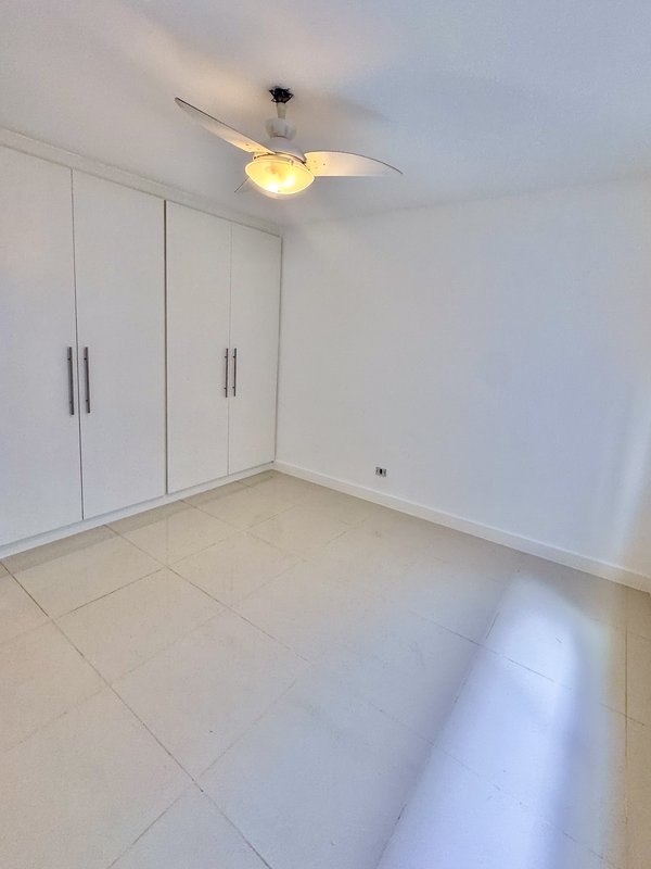Apartamento reformado com planta diferenciada no Jardim Oceânico  Rio de Janeiro - 