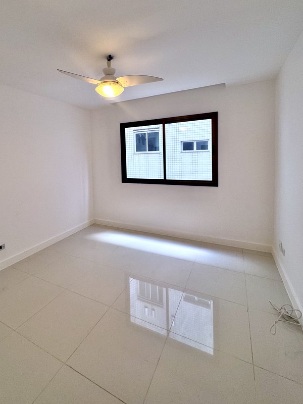 Apartamento reformado com planta diferenciada no Jardim Oceânico  Rio de Janeiro - 