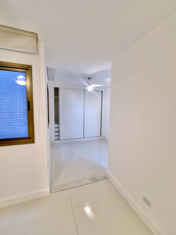 Apartamento reformado com planta diferenciada no Jardim Oceânico  Rio de Janeiro - 