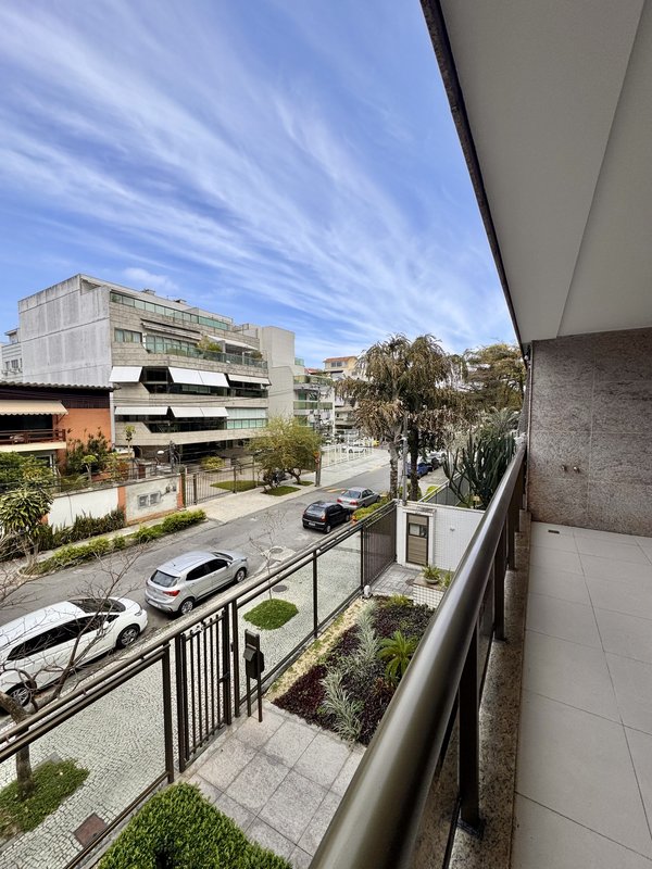 Apartamento reformado com planta diferenciada no Jardim Oceânico  Rio de Janeiro - 