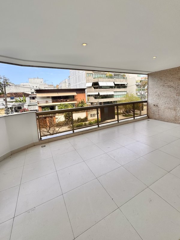 Apartamento reformado com planta diferenciada no Jardim Oceânico  Rio de Janeiro - 