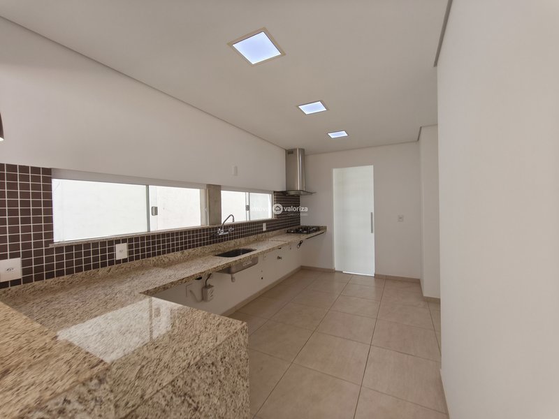 Sobrado com 3 dormitórios e área gourmet com piscina no Porto Seguro  Avaré - 