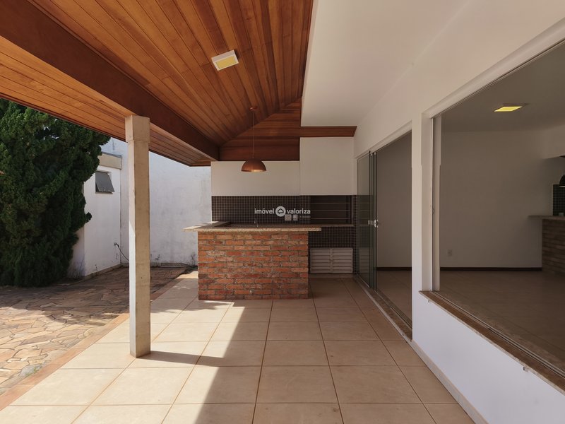 Sobrado com 3 dormitórios e área gourmet com piscina no Porto Seguro  Avaré - 