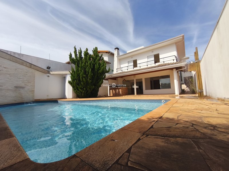 Sobrado com 3 dormitórios e área gourmet com piscina no Porto Seguro  Avaré - 
