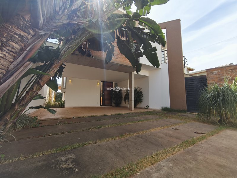 Sobrado com 3 dormitórios e área gourmet com piscina no Porto Seguro  Avaré - 