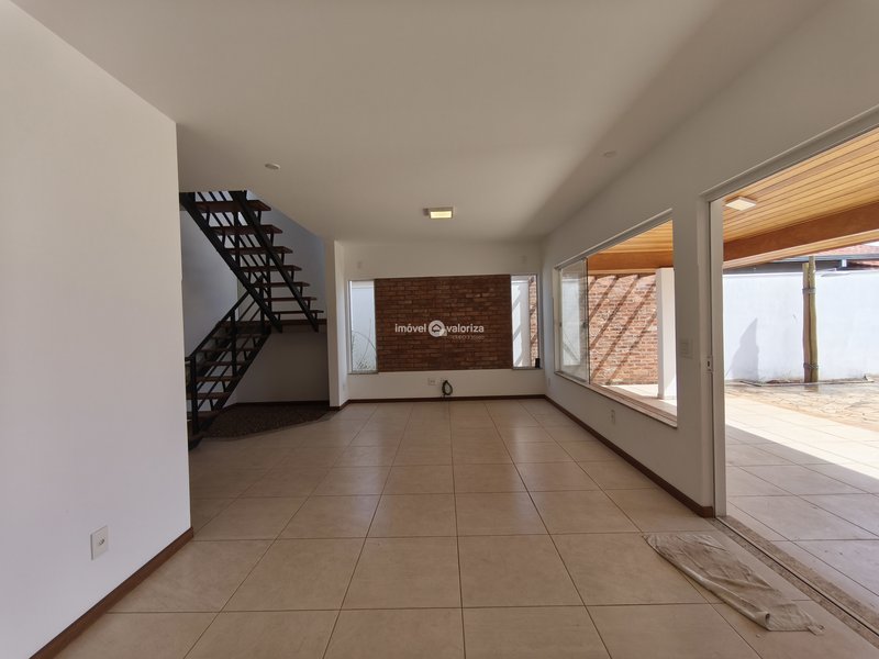 Sobrado com 3 dormitórios e área gourmet com piscina no Porto Seguro  Avaré - 