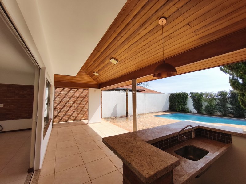 Sobrado com 3 dormitórios e área gourmet com piscina no Porto Seguro  Avaré - 