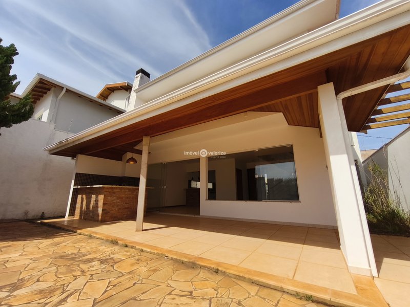 Sobrado com 3 dormitórios e área gourmet com piscina no Porto Seguro  Avaré - 