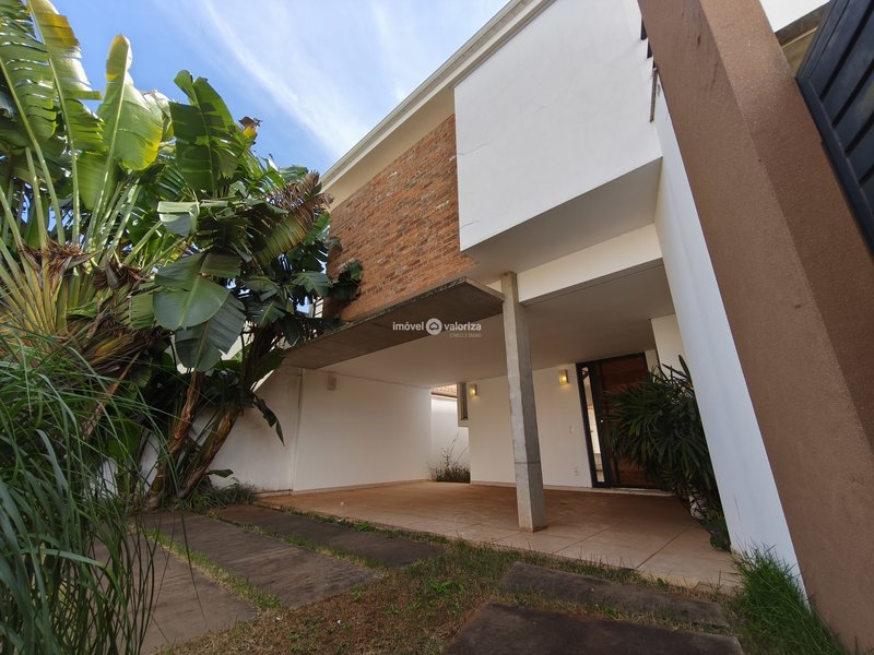 Sobrado com 3 dormitórios e área gourmet com piscina no Porto Seguro  Avaré - 