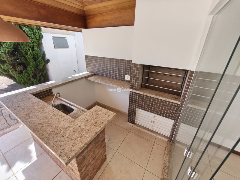 Sobrado com 3 dormitórios e área gourmet com piscina no Porto Seguro  Avaré - 