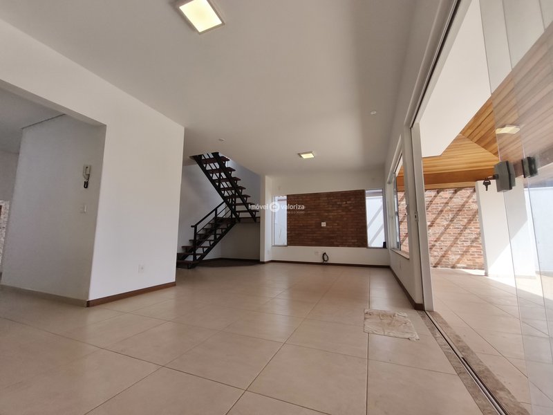 Sobrado com 3 dormitórios e área gourmet com piscina no Porto Seguro  Avaré - 