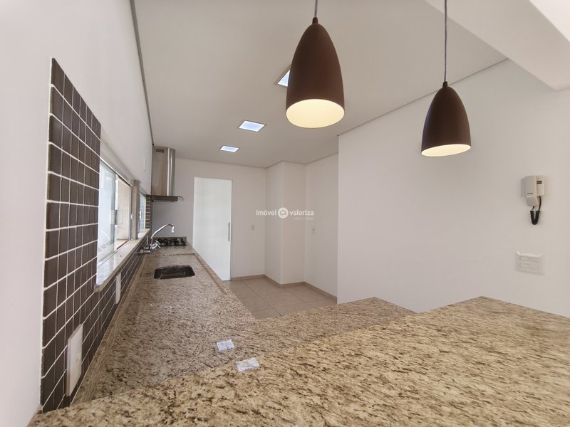 Sobrado com 3 dormitórios e área gourmet com piscina no Porto Seguro  Avaré - 