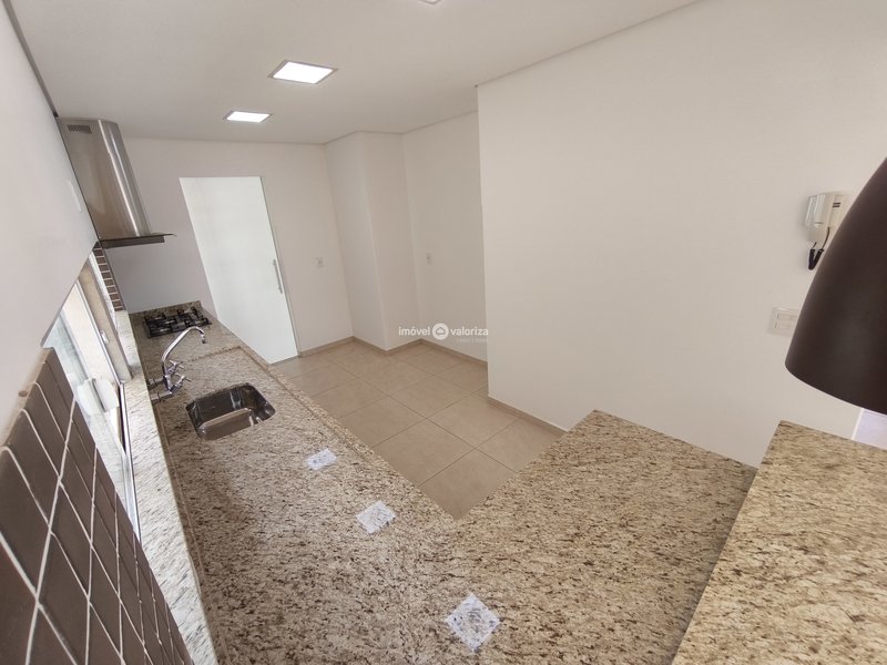 Sobrado com 3 dormitórios e área gourmet com piscina no Porto Seguro  Avaré - 