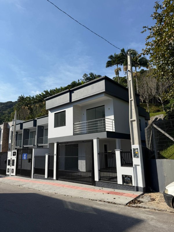 CASA COM 1 SUÍTE E 2 QUARTOS NA NOVA BRALISIA  Brusque - 