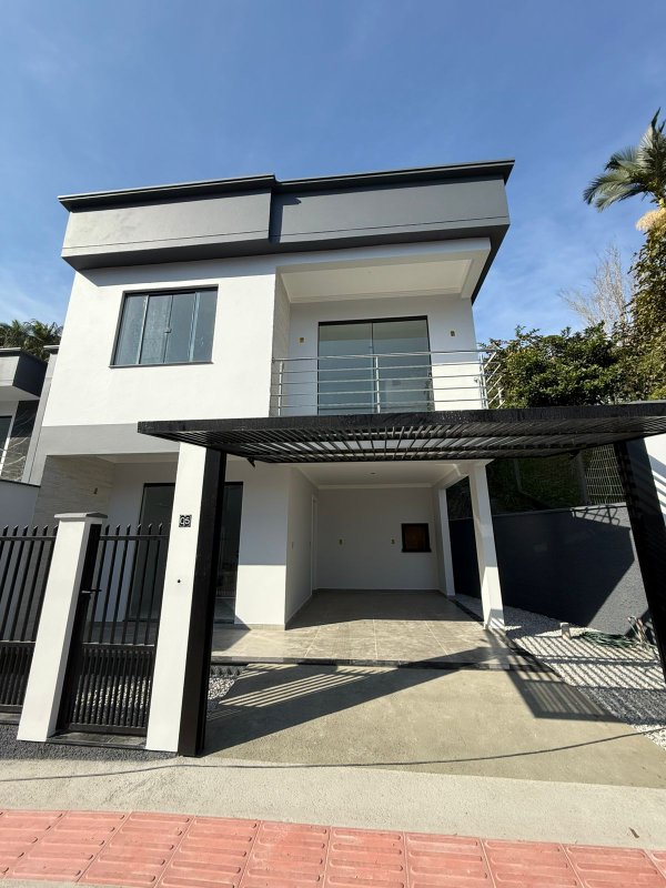 CASA COM 1 SUÍTE E 2 QUARTOS NA NOVA BRALISIA  Brusque - 