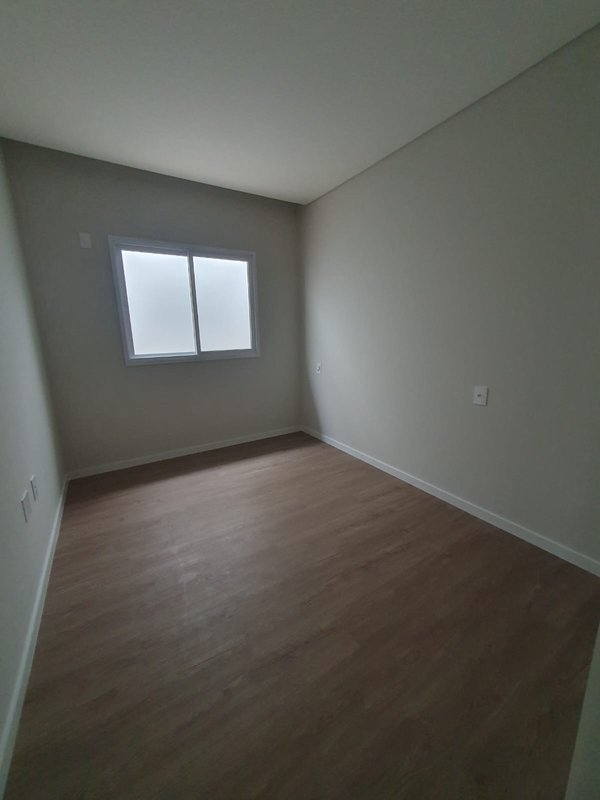 CASA COM 1 SUÍTE E 2 QUARTOS NO CENTRO  Guabiruba - 