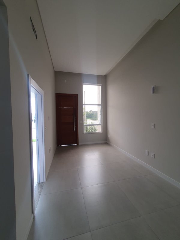 CASA COM 1 SUÍTE E 2 QUARTOS NO CENTRO  Guabiruba - 