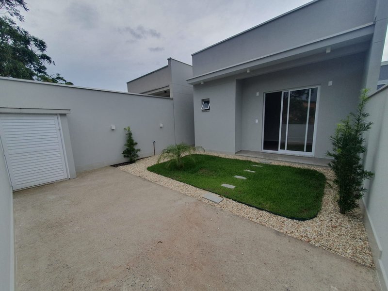 CASA COM 1 SUÍTE E 2 QUARTOS NO CENTRO  Guabiruba - 