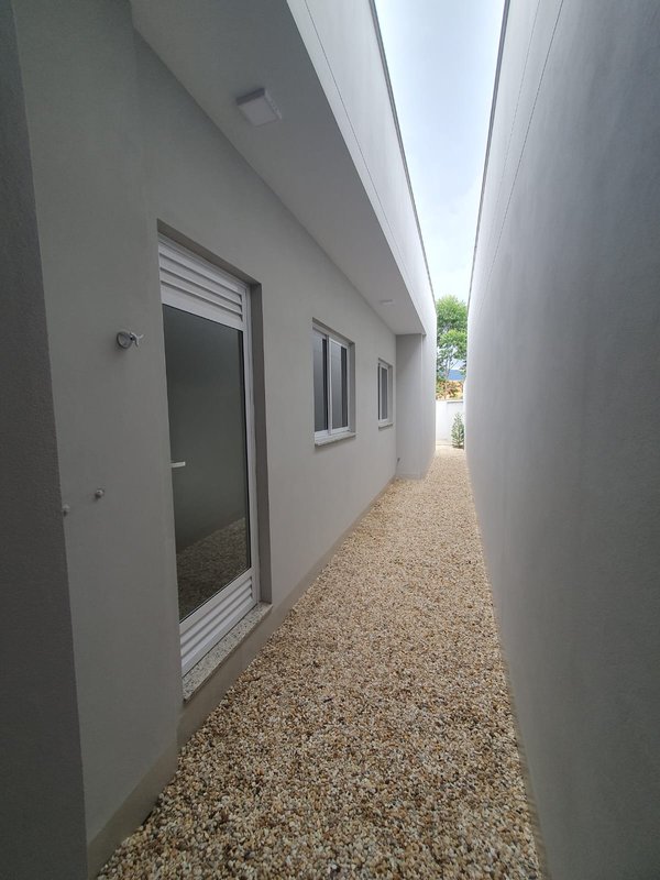 CASA COM 1 SUÍTE E 2 QUARTOS NO CENTRO  Guabiruba - 