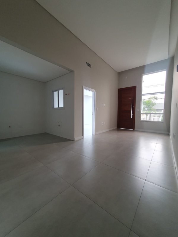 CASA COM 1 SUÍTE E 2 QUARTOS NO CENTRO  Guabiruba - 