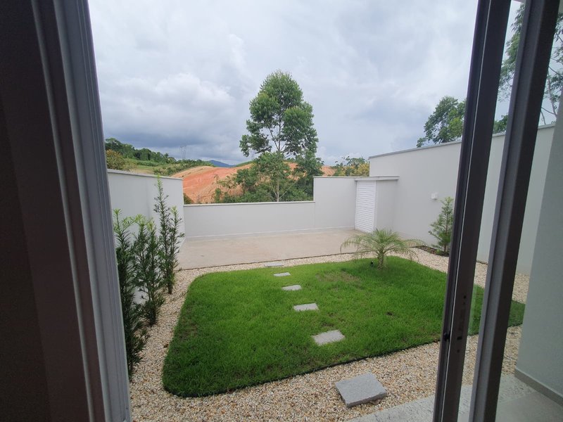 CASA COM 1 SUÍTE E 2 QUARTOS NO CENTRO  Guabiruba - 