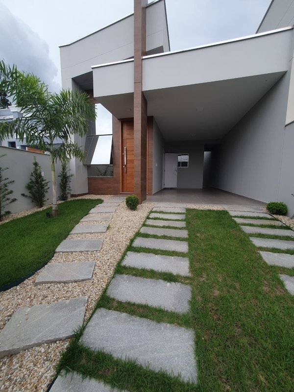 CASA COM 1 SUÍTE E 2 QUARTOS NO CENTRO  Guabiruba - 