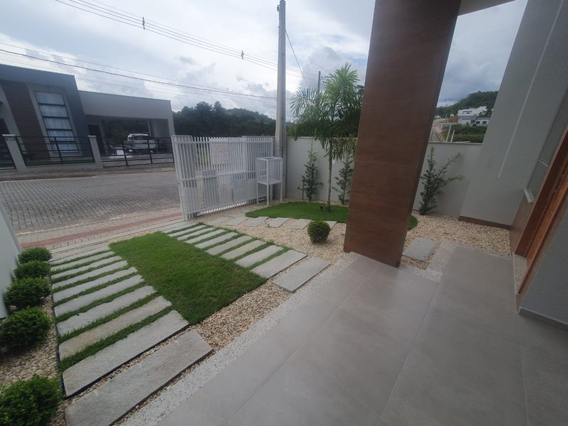 CASA COM 1 SUÍTE E 2 QUARTOS NO CENTRO  Guabiruba - 