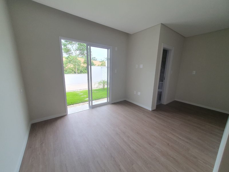 CASA COM 1 SUÍTE E 2 QUARTOS NO CENTRO  Guabiruba - 