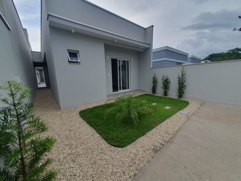 CASA COM 1 SUÍTE E 2 QUARTOS NO CENTRO  Guabiruba - 