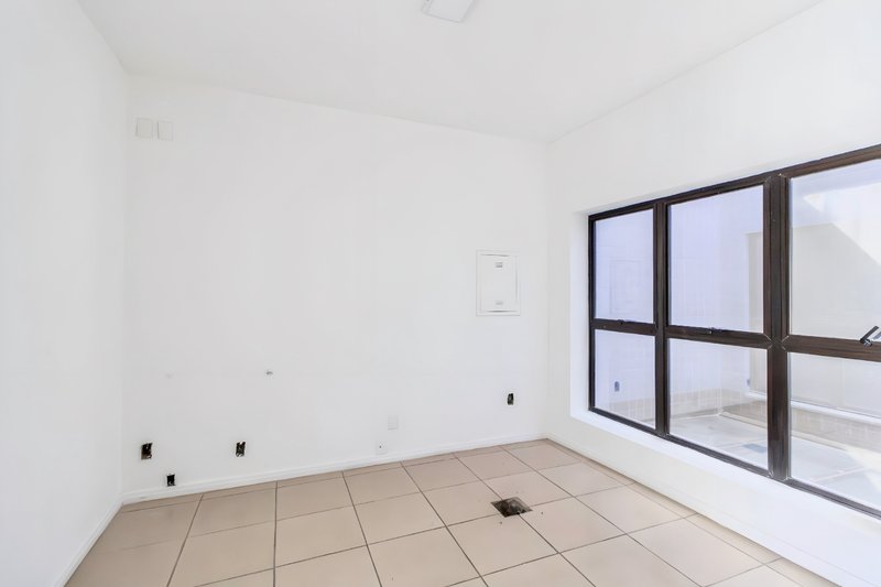 R$ 1.500.000 - ÓTIMO PRÉDIO COMERCIAL - 4 ANDARES - 552M2 - 3 VAGAS Avenida Pernambuco Porto Alegre - 