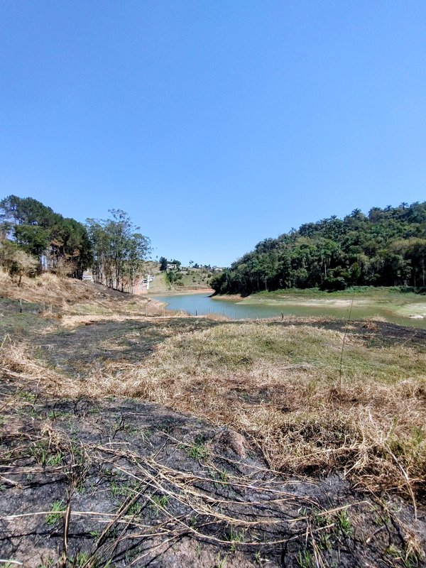 Terreno pé na água com ótima topografia à venda na Fazenda São Pedro  Igaratá - 