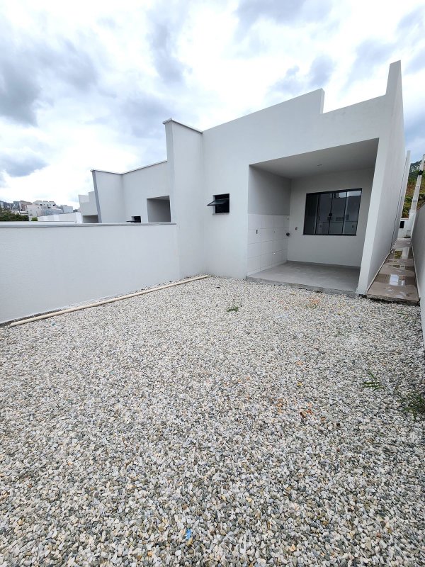 CASA COM 1 SUÍTE MAIS 2 DORMITÓRIOS NA LIMEIRA  Brusque - 