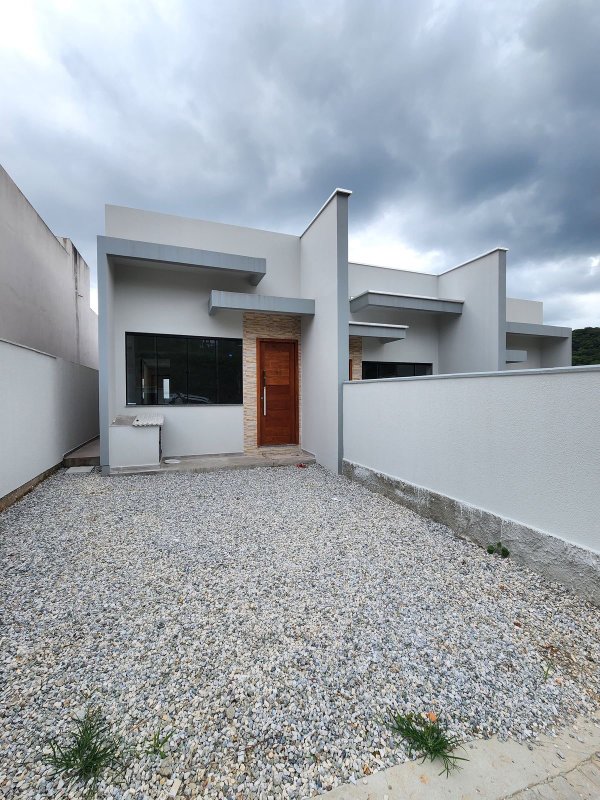 CASA COM 1 SUÍTE MAIS 2 DORMITÓRIOS NA LIMEIRA  Brusque - 