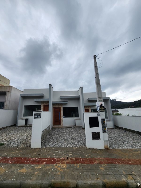 CASA COM 1 SUÍTE MAIS 2 DORMITÓRIOS NA LIMEIRA  Brusque - 