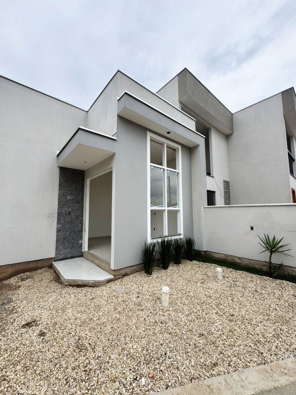 CASA COM 1 SUÍTE MAIS 2 DORMITÓRIOS NA LIMEIRA  Brusque - 