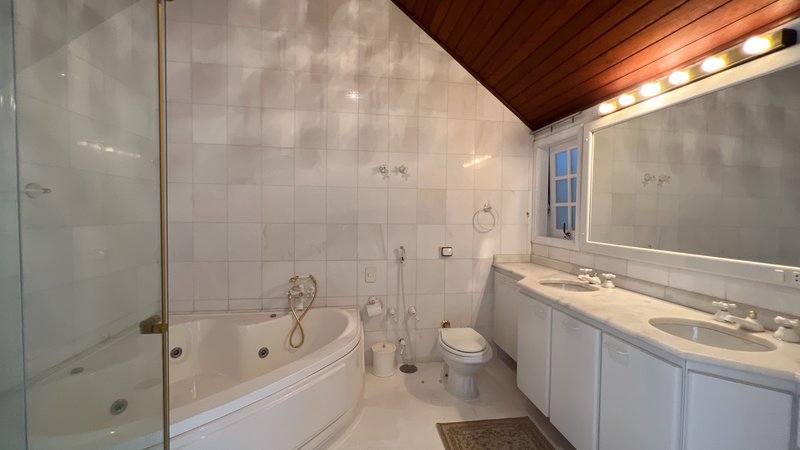 A MANSÃO QUE UNE NATUREZA, LUXO E EXCLUSIVIDADE EM JUNDIAÍ Alameda Amélia de Barros Formiga Jundiaí - 