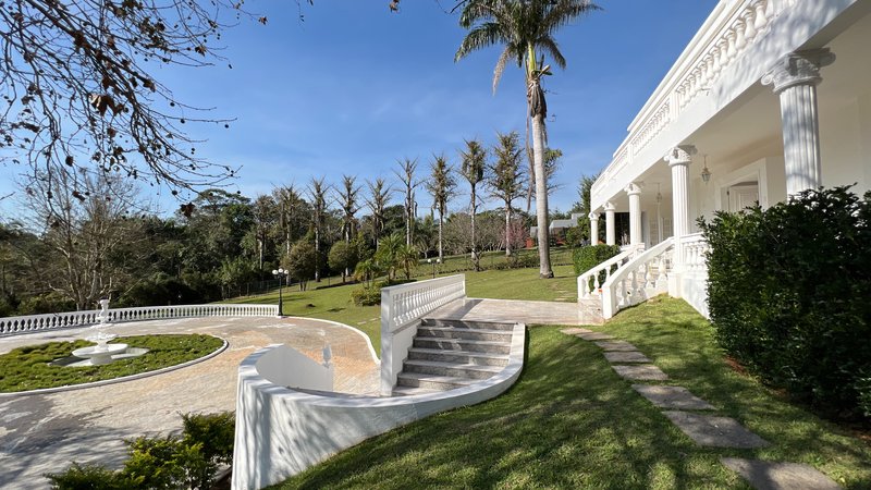 A MANSÃO QUE UNE NATUREZA, LUXO E EXCLUSIVIDADE EM JUNDIAÍ Alameda Amélia de Barros Formiga Jundiaí - 