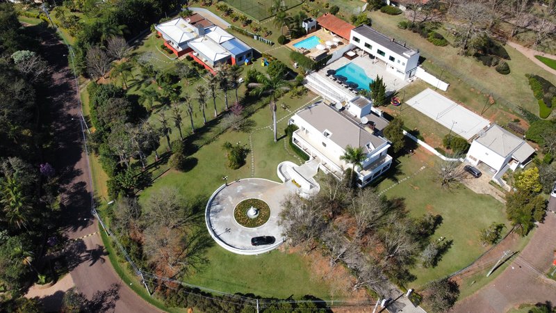 A MANSÃO QUE UNE NATUREZA, LUXO E EXCLUSIVIDADE EM JUNDIAÍ Alameda Amélia de Barros Formiga Jundiaí - 