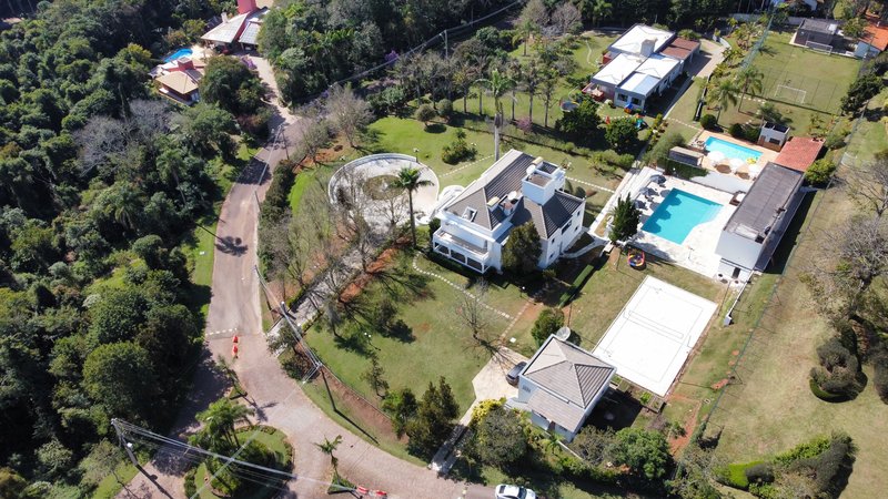 A MANSÃO QUE UNE NATUREZA, LUXO E EXCLUSIVIDADE EM JUNDIAÍ Alameda Amélia de Barros Formiga Jundiaí - 