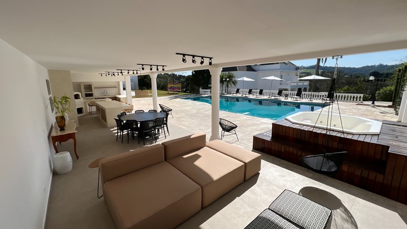 A MANSÃO QUE UNE NATUREZA, LUXO E EXCLUSIVIDADE EM JUNDIAÍ Alameda Amélia de Barros Formiga Jundiaí - 