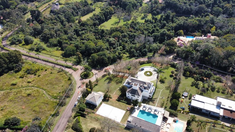 A MANSÃO QUE UNE NATUREZA, LUXO E EXCLUSIVIDADE EM JUNDIAÍ Alameda Amélia de Barros Formiga Jundiaí - 