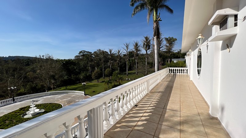A MANSÃO QUE UNE NATUREZA, LUXO E EXCLUSIVIDADE EM JUNDIAÍ Alameda Amélia de Barros Formiga Jundiaí - 