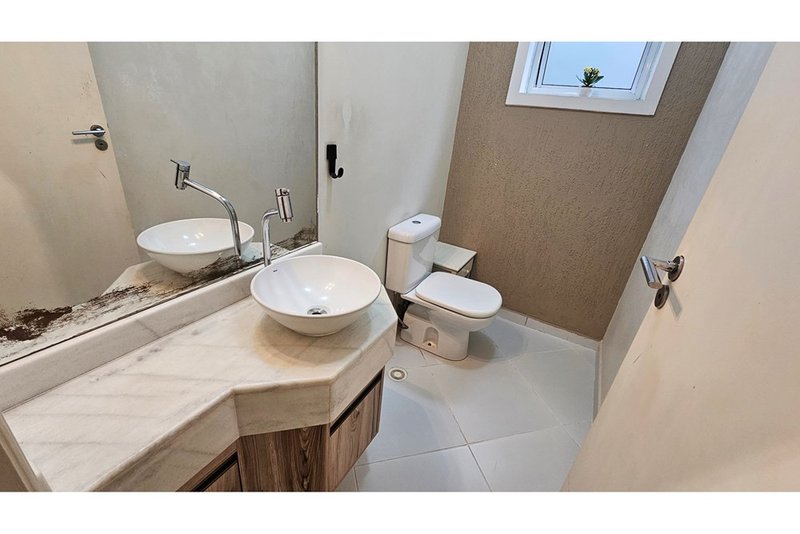 Casa À venda, 208m, 3 Dormitórios - 1 Suite - R$ 680.000 - Wanel Ville - Sorocaba - SP Rua Benedicto Monteiro Sorocaba - 
