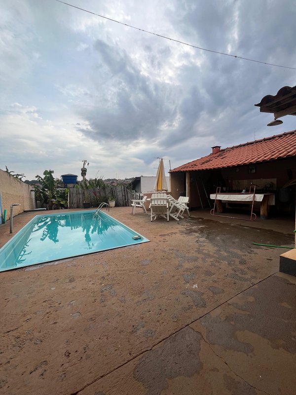 Casa com piscina no Centro Rua Farmacêutico Alziro de Souza Santos SANTA CRUZ DO RIO PARDO - 